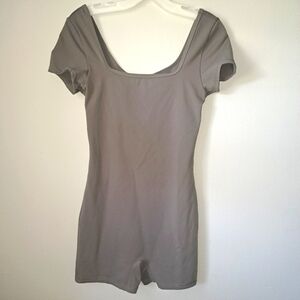 Moyabo Gray Short Sleeve Romper – Size M